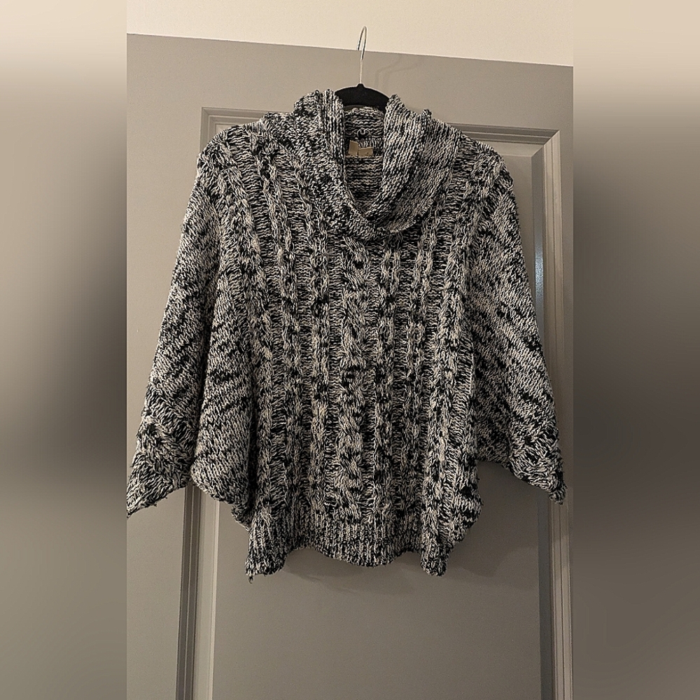 Moth sweater in VG condition in black and white xs